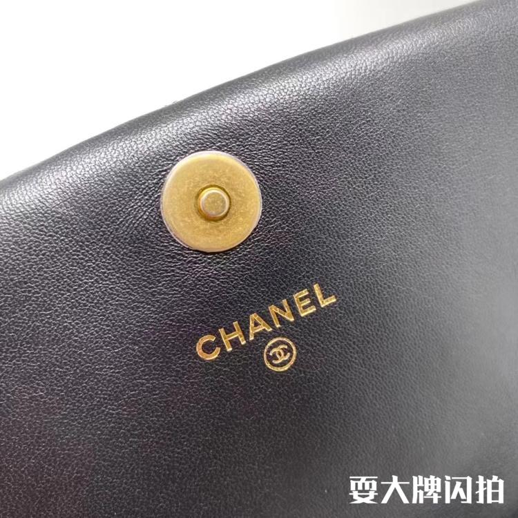 Chanel香奈儿 闲置可送礼黑金新款新标翻盖链条包 闲置品🉑️送礼🎁新款新标
Chanel香奈儿翻盖黑金链条包 新镭射
✨羊皮软软糯糯手感超级棒，轻便容量可人 🉑️放14pro max，现货好价😍1w多🉐️